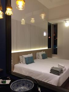 a bedroom with a large bed and a sink at iuDia Hotel in Phra Nakhon Si Ayutthaya
