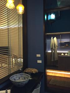 a bathroom with a sink and a mirror at iuDia Hotel in Phra Nakhon Si Ayutthaya