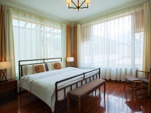 Rúm í herbergi á Dali Yunxi Boutique Inn