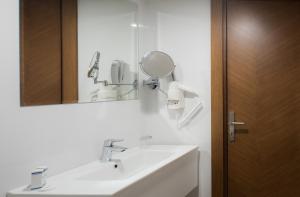 ein Bad mit einem Waschbecken und einem Spiegel in der Unterkunft Otel Vona in Altınordu