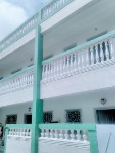 阿比让Residence Belle Vue Palmeraie的白色的建筑,设有白色的阳台