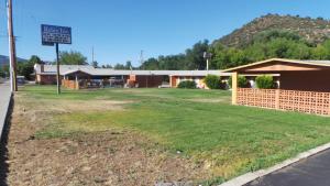 un bâtiment avec un panneau sur le côté d'une rue dans l'établissement Relax Inn Yreka, à Yreka