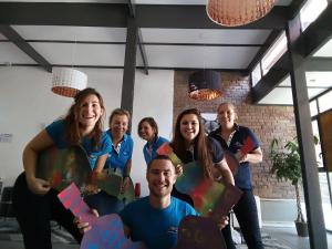 een groep mensen die poseren voor een foto in een kamer bij La Citadelle de Conflans in Albertville