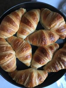 un mucchio di croissant in una padella di Presbytere a Sauville Altre 93 foto