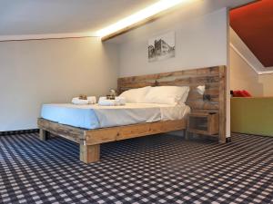 - une chambre avec un lit en bois dans l'établissement Maison de La Lumière, à Rivoltella