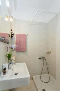 A bathroom at Halepa Apartments