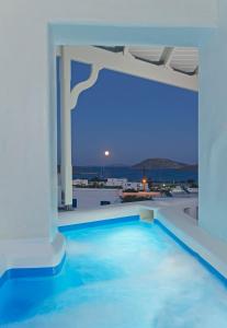 Maltezana的住宿－卡斯狄里奧公寓式酒店，蓝色灯光的建筑中的游泳池