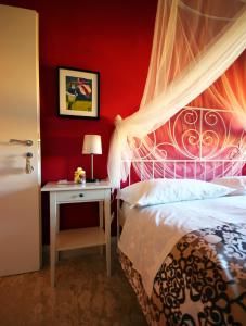 een slaapkamer met een bed en een nachtkastje met een tafel bij B&B Costa D'Abruzzo in Fossacesia