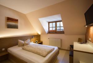 a bedroom with a bed and a window at Gästehaus am Westtor in Prichsenstadt +26 photos