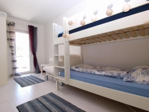 - une chambre avec 2 lits superposés et une fenêtre dans l'établissement Apartments Božo 1418, à Peroj