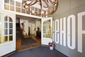 a hallway with a lobby with a chandelier at Hotel Seehof-Arosa in Arosa