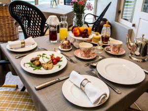 Maison H Guest House في ديربان: طاولة عليها أطباق من الطعام