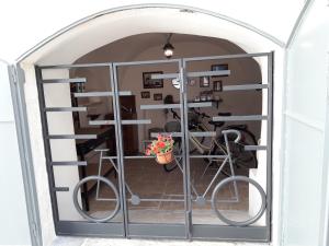 在Albergo Diffuso Sotto le Cummerse内部或周边骑自行车