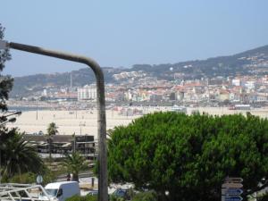 a view of the beach from a street light at Green Wave Hostel in Figueira da Foz