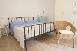 ラ・スペツィアにあるThe Green Carpetのベッドルーム1室(ベッド1台、椅子付)