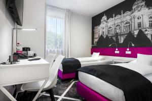 Tempat tidur dalam kamar di Best Western Plus Krakow Old Town