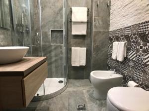 ein Bad mit einer Dusche, einem Waschbecken und einem WC in der Unterkunft Hotel Mec in Mailand