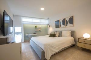 Ένα ή περισσότερα κρεβάτια σε δωμάτιο στο OCEAN VIEW DELUXE SUITE: PVT. BEACH & POOL