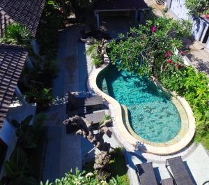 an overhead view of a swimming pool with plants at Kalua Boutique Bungalows in Gili Trawangan