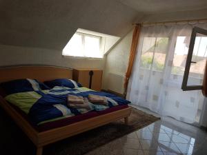 Schlafzimmer mit einem Bett, einem Fenster und einem Fenster in der Unterkunft Villa Apartment in Rúbaň