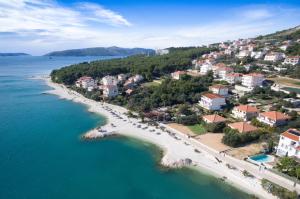 una vista aérea de una playa cerca del agua en Apartments Marinko, en Trogir