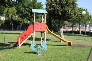 Zona de juegos infantil en Le Corti Del Lago
