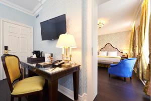 a living room filled with furniture and a tv at Stanhope Hotel by Thon Hotels in Brussels