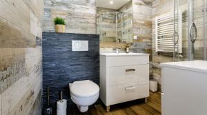 コシチェリスコにあるRent like home - Sywarne IIのバスルーム(トイレ、洗面台付)