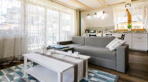 Kuchnia lub aneks kuchenny w obiekcie Rent like home - Sywarne II