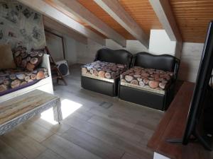 2 letti in una camera con soffitti in legno di Buhardilla Casco Historico a Burgos