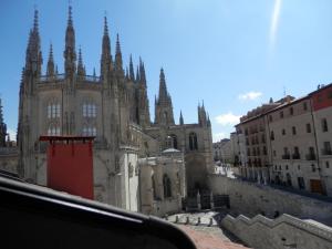 una grande cattedrale con torrette e guglie in una città di Buhardilla Casco Historico a Burgos