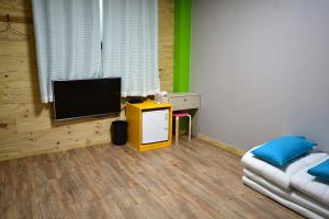 TV a/nebo společenská místnost v ubytování Nogodan Guesthouse and Hotel