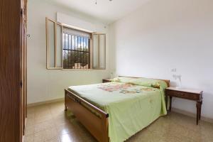 プンタ・プロシュートにあるRiva del Conte by BarbarHouseのベッドルーム1室(ベッド1台、窓、テーブル付)
