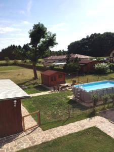 a backyard with a swimming pool and a picnic table at Ferienwohnung Kickmaier in Bad Radkersburg