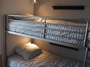 トゥルヴィル・シュル・メールにあるResidence "Les Tamaris"の二段ベッドの下段に枕が付いています。