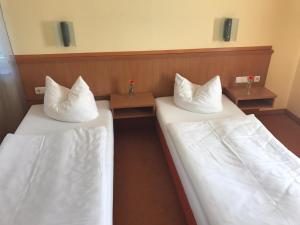 Postel nebo postele na pokoji v ubytování Gasthof Hirsch Betzigau