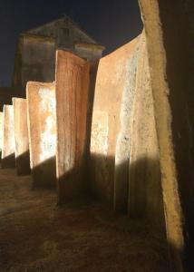 una fila de barreras de madera sentadas una al lado de la otra en La Tortora en Fisciano