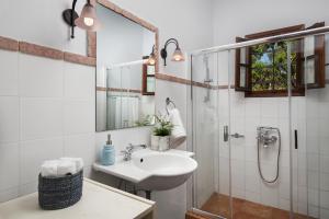 Koupelna v ubytování Koukounari luxury villa