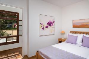 Postel nebo postele na pokoji v ubytování Koukounari luxury villa + 37 fotografií