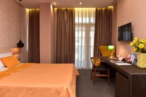 TV a/nebo společenská místnost v ubytování La Bohème Hotel