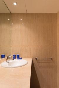 y baño con lavabo y espejo. en Apartamento Torre Uno Santa Cruz, en Santa Cruz de Tenerife