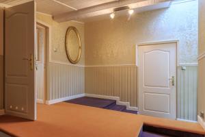 塔爾努夫的住宿－Ricardpol Noclegi，一个空房间,有门和镜子