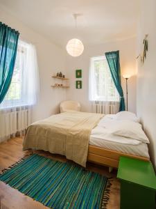 Postel nebo postele na pokoji v ubytování Downtown Forest Hostel & Camping