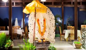 een standbeeld van een vis met een paraplu in een restaurant bij Puri Pandawa Resort in Uluwatu