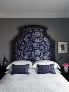 Un pat sau paturi într-o cameră la Dorset Square Hotel, Firmdale Hotels
