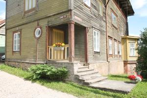 une vieille maison avec une porte et des fleurs sur elle dans l'établissement The Guest Apartment, à Viljandi