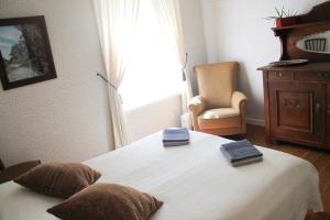 ein Schlafzimmer mit einem Bett mit zwei Handtüchern darauf in der Unterkunft The Guest Apartment in Viljandi