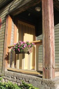 ein Fenster eines Hauses mit einem Blumenkorb in der Unterkunft The Guest Apartment in Viljandi