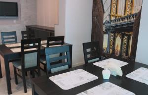uma sala de jantar com mesas e cadeiras e a torre Eiffel em Hotel City em Koszalin