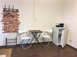 ズヴェニゴロドにあるAppartment for lifeのキッチン(テーブル、椅子、電子レンジ付)